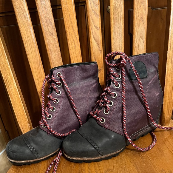 Sorel Joan of Arctic Black and Purple Leather Lace Up Wedge Booties - Picture 1 of 10